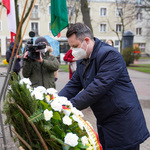 Zastępca prezydenta Przemysław Tuchliński składający kwiaty pod Pomnikiem Ludwika Zamenhofa