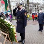 Zastępca prezydenta Przemysław Tuchliński w asyście Straży Miejskiej przy składaniu kwiatów przed pomnikiem