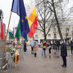 Zastępca prezydenta Przemysław Tuchliński oddający hołd przed Pomnikiem Ludwika Zamenhofa