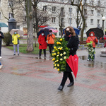 Dyrektor Białostockiego Ośrodka Kultury niosąca kwiaty