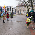 Straż Miejska z wieńcem, a także ludzie zgromadzeni przed Pomnikiem Ludwika Zamenhofa