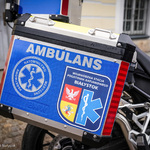 Widok z bliska na skrzynkę, zamontowaną na motocyklu, z napisem: Ambulans, Państwowe Ratownictwo Medyczne i Wojewódzka Stacja Pogotowia Ratunkowego Białystok