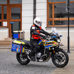 Ratownik medyczny jedzie na motocyklu ratunkowym