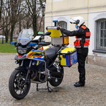 Ratownik medyczny pokazuje wyposażenie motocyklu ratunkowego