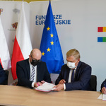 Prezydent Tadeusz Truskolaski i marszałek Artur Kosicki podczas zawarcia pisemnej umowy