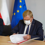 Prezydent Tadeusz Truskolaski podpisujący umowę
