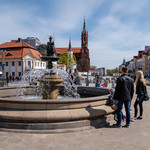 Mieszkańcy spacerują przy fontannie na Rynku Kościuszki