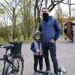 Mężczyzna z dzieckiem obok rowerów pozujący do zdjęć