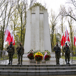 Żołnierze przy pomniku