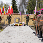 Żołnierze stoją przy pomniku