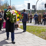 Radny Marek Tyszkiewicz składa kwiaty