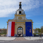 Brama Pałacowa przyozdobiona flagami, widok na wprost