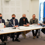 Uczestnicy odczytania wyników konkursu na projekt pomnika Władysława Bartoszewskiego