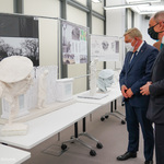 Prezydent Tadeusz Truskolaski i syn Władysława Bartoszewskiego oglądają rzeźby
