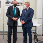 Prezydent Tadeusz Truskolaski i syn Władysława Bartoszewskiego rozmawiają