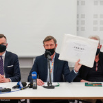 Dyrektor Marcin Minasz prezentuje wyniki konkursowe