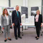Wspólne zdjęcie radnych z synem Władysława Bartoszewskiego