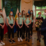 Prezydent Tadeusz Truskolaski i siatkarki pozują do zdjęcia