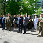 Uczestnicy uroczystości pod pomnikiem, wśród nich jest zastępca prezydenta Przemysław Tuchliński