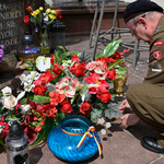 Żołnierz składa kwiaty przy pomniku-kwaterze poległych żołnierzy