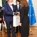 Prezydent Tadeusz Truskolaski składa gratulacje laureatce.