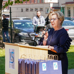 Po prawej stronie pani dyrektor Alicja Sitko przemawia do gości
