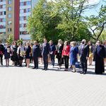 Prezydent Tadeusz Truskolaski, Jego Zastępca, ciało pedagogiczne oraz zaproszeni goście pozują do wspólnego zdjęcia
