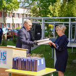 Prezydent Tadeusz Truskolaski składa gratulacje pani dyrektor Szkoły Podstawowej nr 15