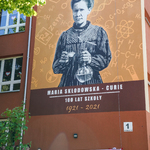 Mural przedstawiający Marię Składowską-Curie na budynku Szkoły Podstawowej nr 15