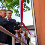 Prezydent i Jego Zastępca przecinają wstęgę, oficjalnie odsłaniając mural Marii Skłodowskiej-Curie