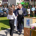 Prezydent Tadeusz Truskolaski składa gratulacje uczennicy