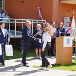 Prezydent Tadeusz Truskolaski składa gratulacje uczennicy