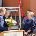Nauczyciele wręczają kwiaty pani dyrektor