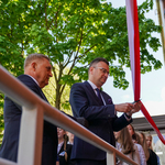 Prezydent i Jego Zastępca przecinają wstęgę, oficjalnie odsłaniając mural Marii Skłodowskiej-Curie