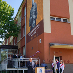 Prezydent Tadeusz Truskolaski przemawia na tle budynku szkoły