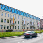 Budynek Urzędu Miejskiego przy ul.Branickiego przyozdobiony flagami