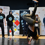 Tancerze breakdance prezentują swoje umiejętności