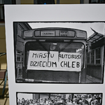 Zdjęcie zamieszone na wystawie przedstawiające autobus z wywieszoną płachtą z napisem 