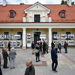 Wystawa zdjęć ze strajku Miejskiego Przedsiębiorstwa Komunikacyjnego wisząca na ogrodzeniu budynku siedziby Galerii im.Sleńdzińskich