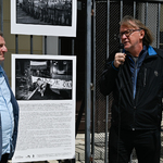Po lewej stronie autor zdjęć Bogusław Florian Skok, po prawej stronie krytyk teatralny i publicysta, pan Roman Pawłowski, wypowiadający się do mikrofonu