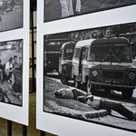 Zdjęcie zamieszone na wystawie przedstawiające koczujących podczas strajku kierowców