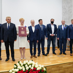 Zaproszeni goście, fundatorzy i Prezydent Miasta Tadeusz Truskolaski pozują do wspólnego zdjęcia z aktem nadania sztandaru