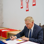 Prezydent Miasta Białystok Tadeusz Truskolaski składa uroczysty podpis