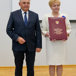 Prezydent Miasta wraz z dyrektor CKU pozują do pamiątkowego zdjęcia z aktem nadania patrona