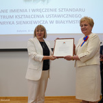 Wiceprzewodnicząca Rady Miasta pani Katarzyna Kisielewska-Martyniuk przekazuje uchwałę o nadaniu imienia placówce