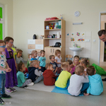 Zastępca prezydenta Rafał Rudnicki rozmawia z przedszkolakami