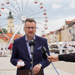 Zastępca prezydenta Rafał Rudnicki przemawia do mikrofonu podczas konferencji na Rynku Kościuszki