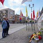 Przewodniczący Rady Miasta z Radnym Rady miasta stoją przed pomnikiem Jana Pawła II