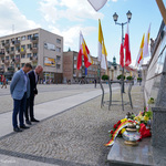 Przewodniczący Rady Miasta z Radnym Rady Miasta skłaniają się przed pomnikiem Jana Pawła II