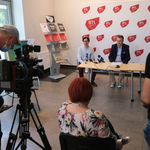 Dyrektor Białostockiego Teatru Lalek Jacek Malinowski (po lewej) oraz Zastępca Prezydenta Rafał Rudnicki (po prawej) siedzą przy stole, udzielając odpowiedzi na pytania dziennikarzy podczas konferencji